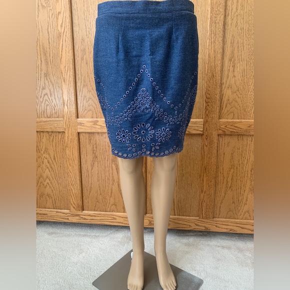 Lorena Conti Paris. 99% Cotton 1% Lycra. Denim material. Intricate design. - Picture 4 of 4